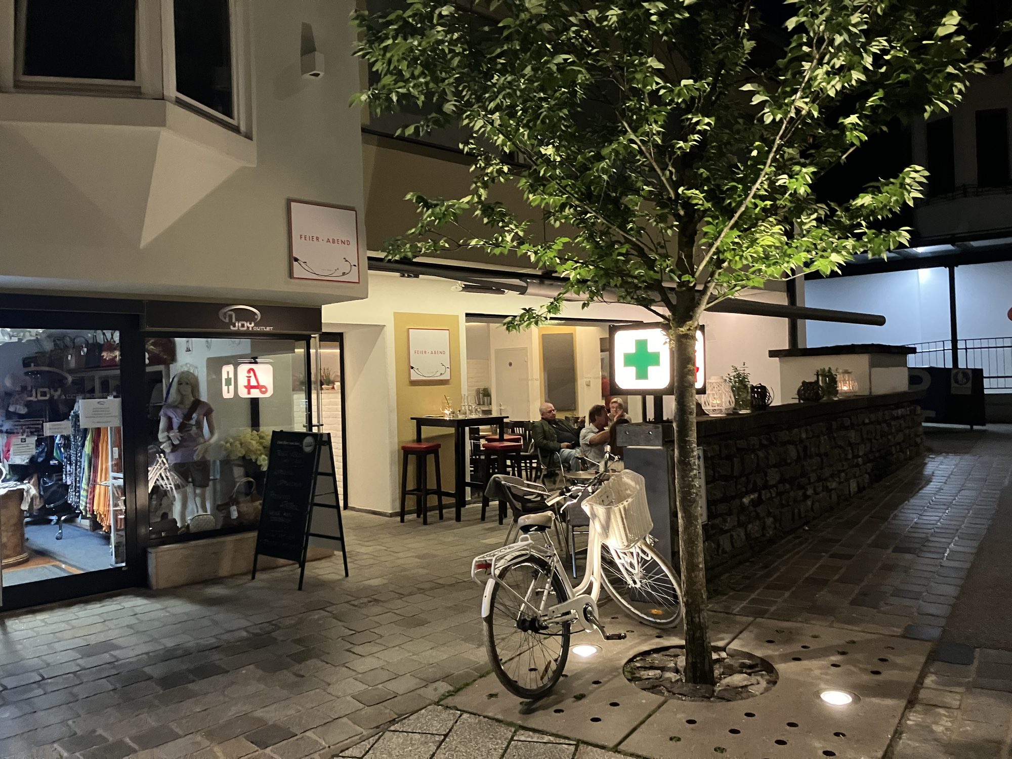 Der Eingang in der Kaiserstraße — links das Schild, rechts die Terrasse.