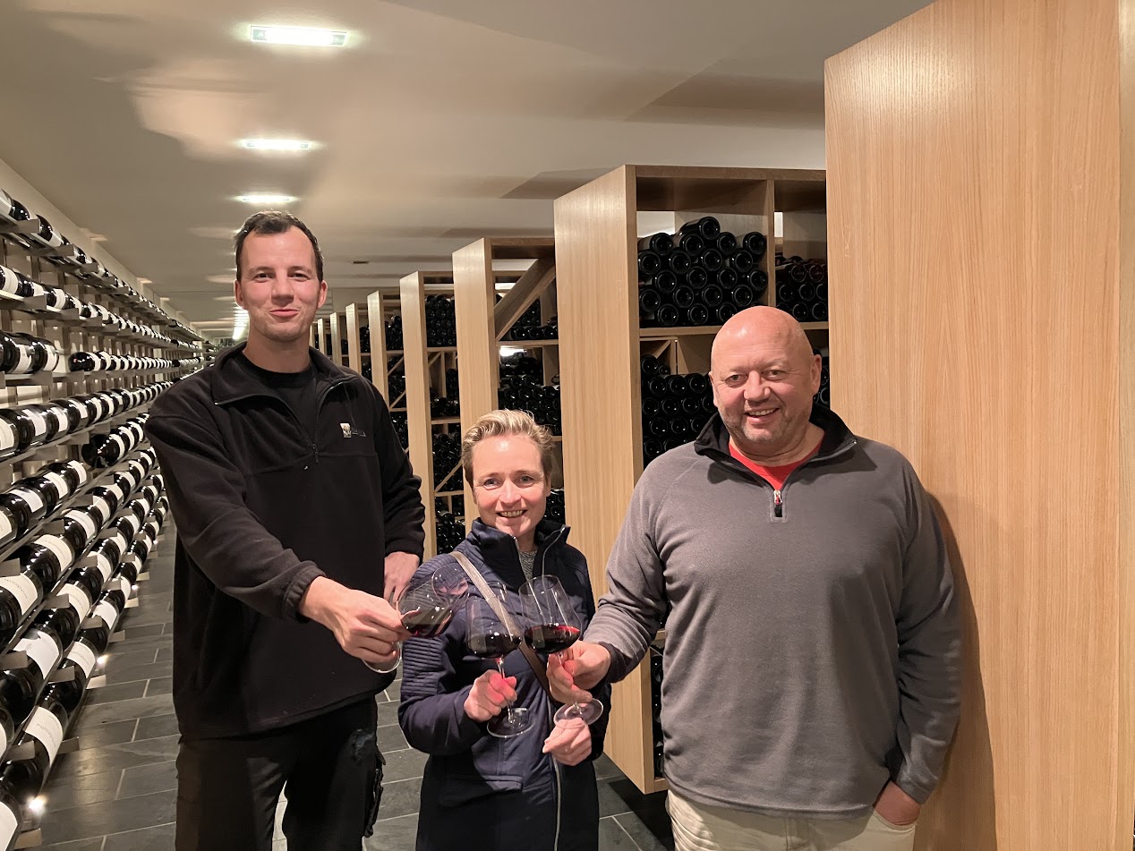 Im Weinkeller in Tadten: Robert junior, Liane und Robert senior.