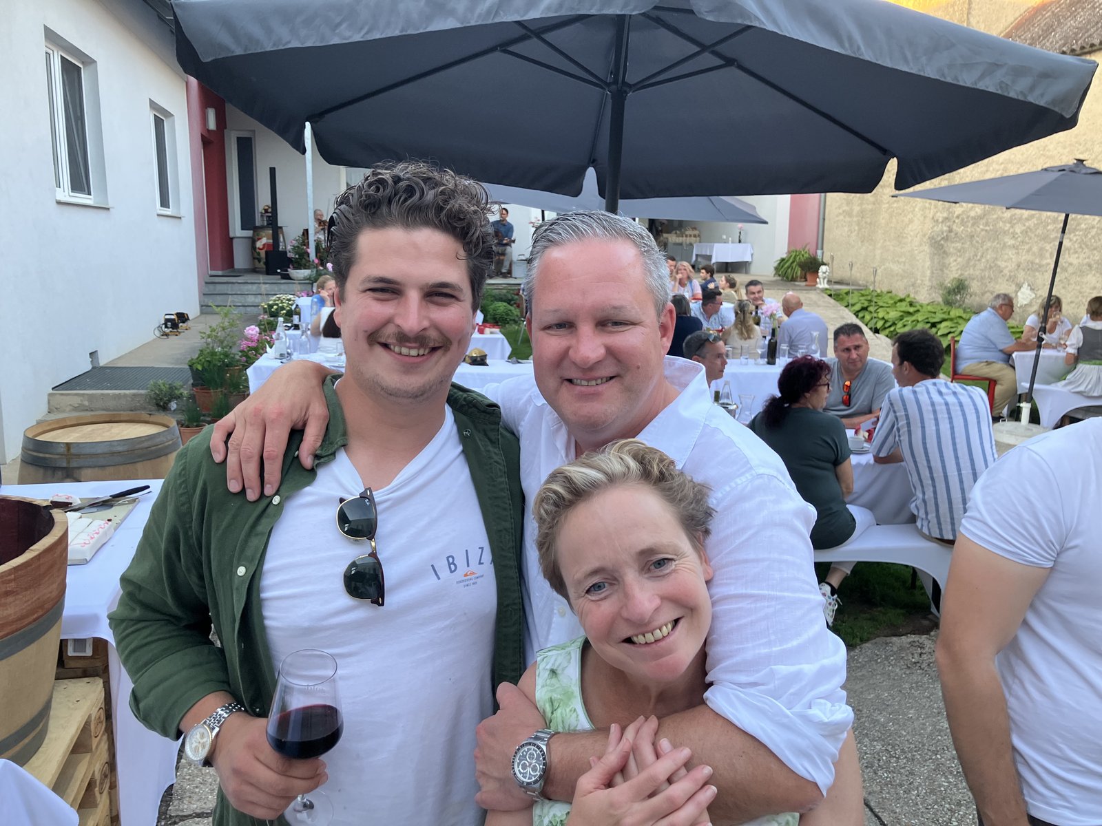 Beim Weinfest in Tadten — Liane mit Armin Burger vom Weinhandel Morandell und einem Freund vom Weingut Topf.