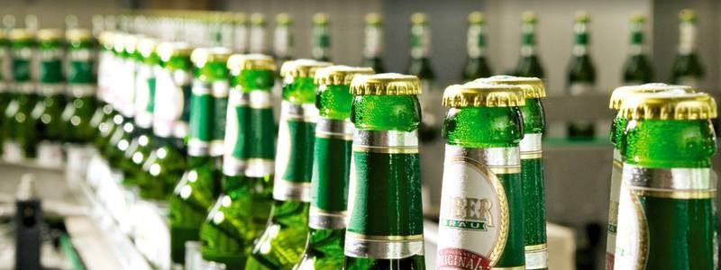 Frisch abgefüllt — das Huber Original in der grünen Flasche.