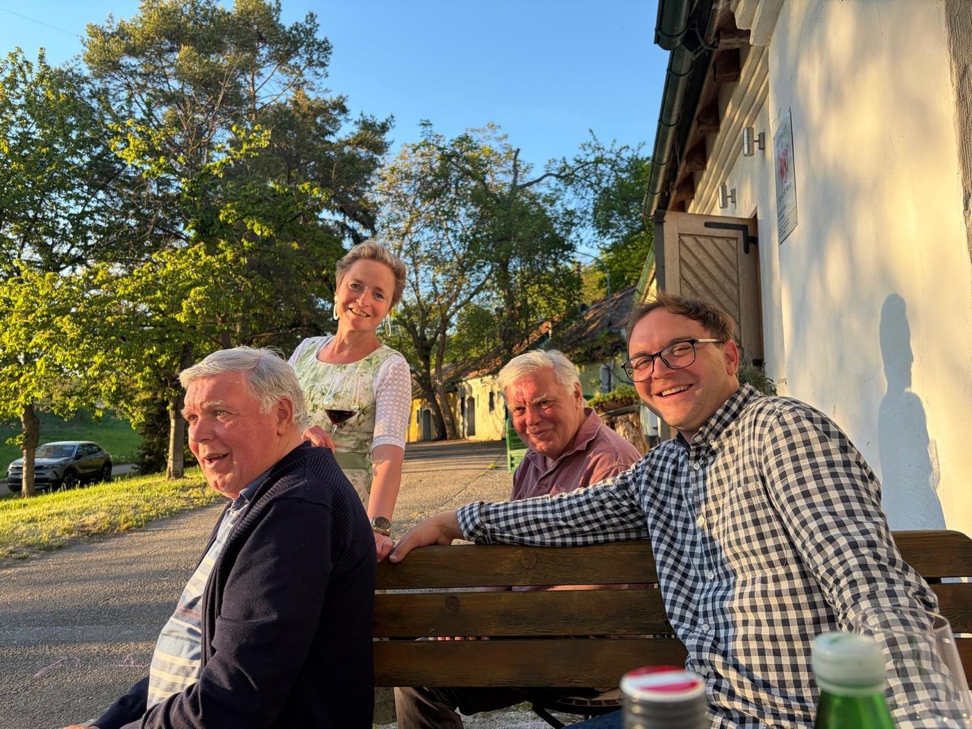 In der Kellergasse: Johannes mit seinem Vater und seinem Onkel — und Liane mittendrin.
