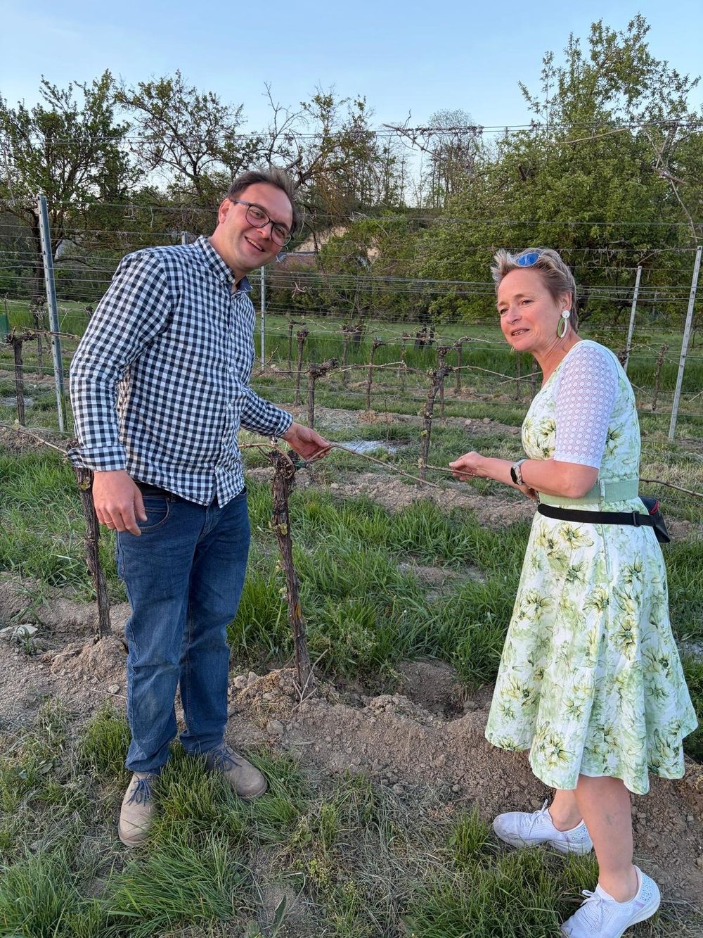 Später dann umgekehrt: Liane mit Johannes im Weingarten in Ottenthal.