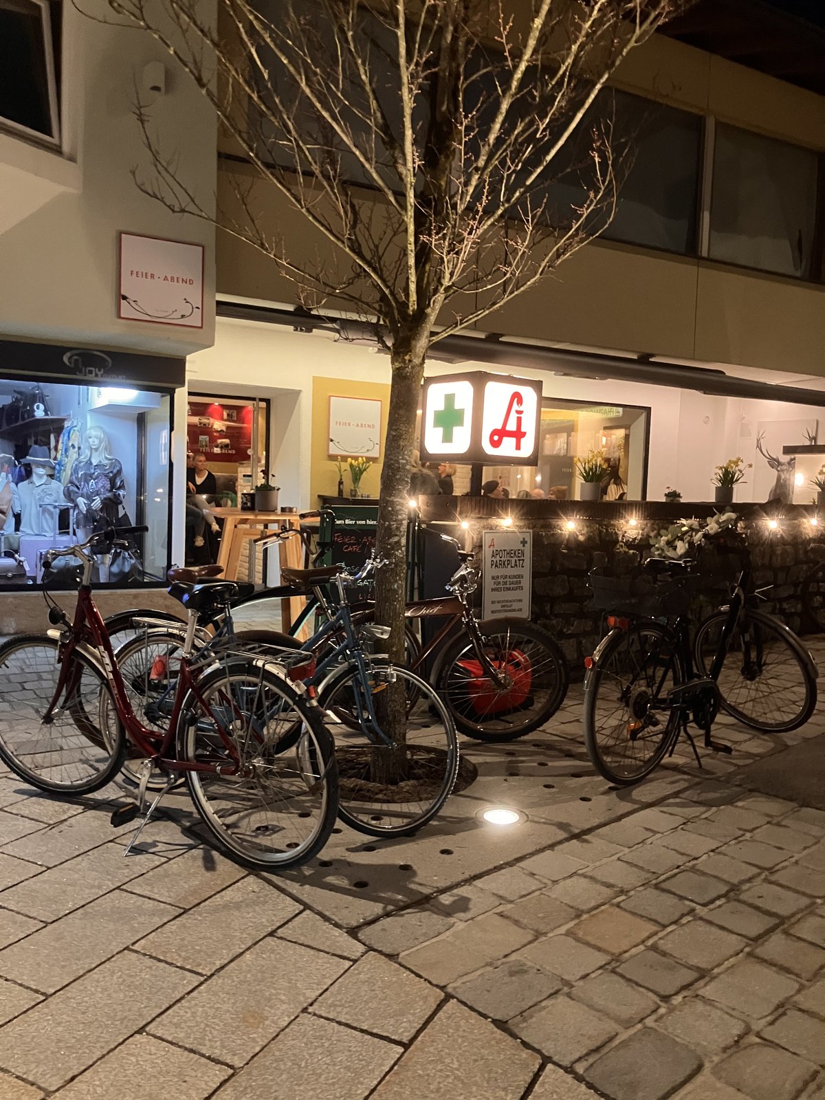 Räder vor dem Feier·Abend an einem Abend in der Kaiserstraße — viele kommen mit dem Rad.