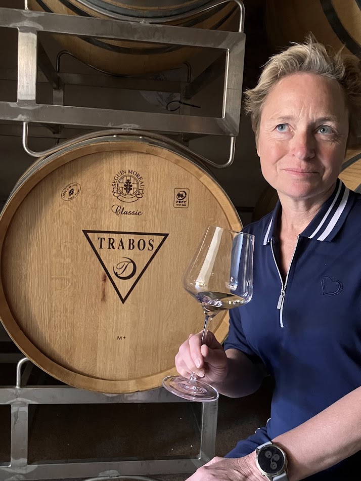 Verkostung am Barriquefass — Liane im Keller des Weinguts.